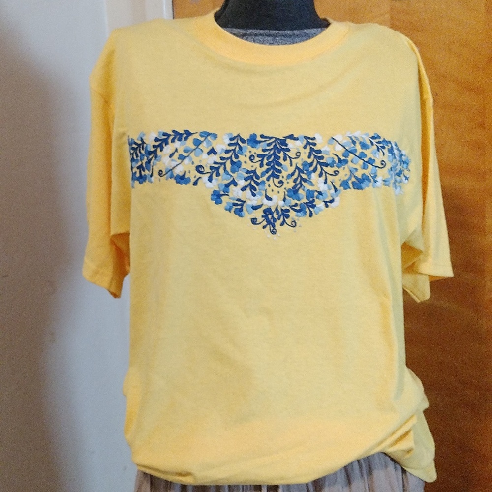 Yazbek handmade yellow and blue embroidered t-shirt with cotton thread. Size L